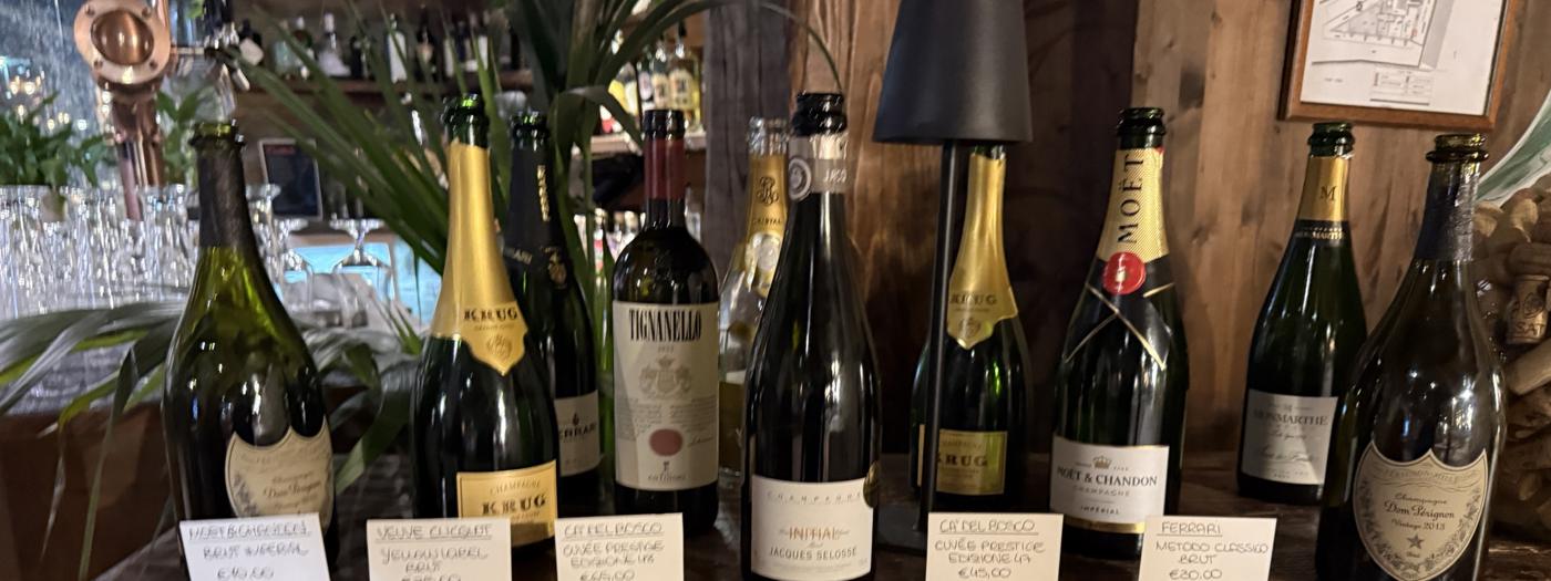 Dom Pérignon, Krug, Moët & Chandon e Tignanello sulla credenza del ristorante