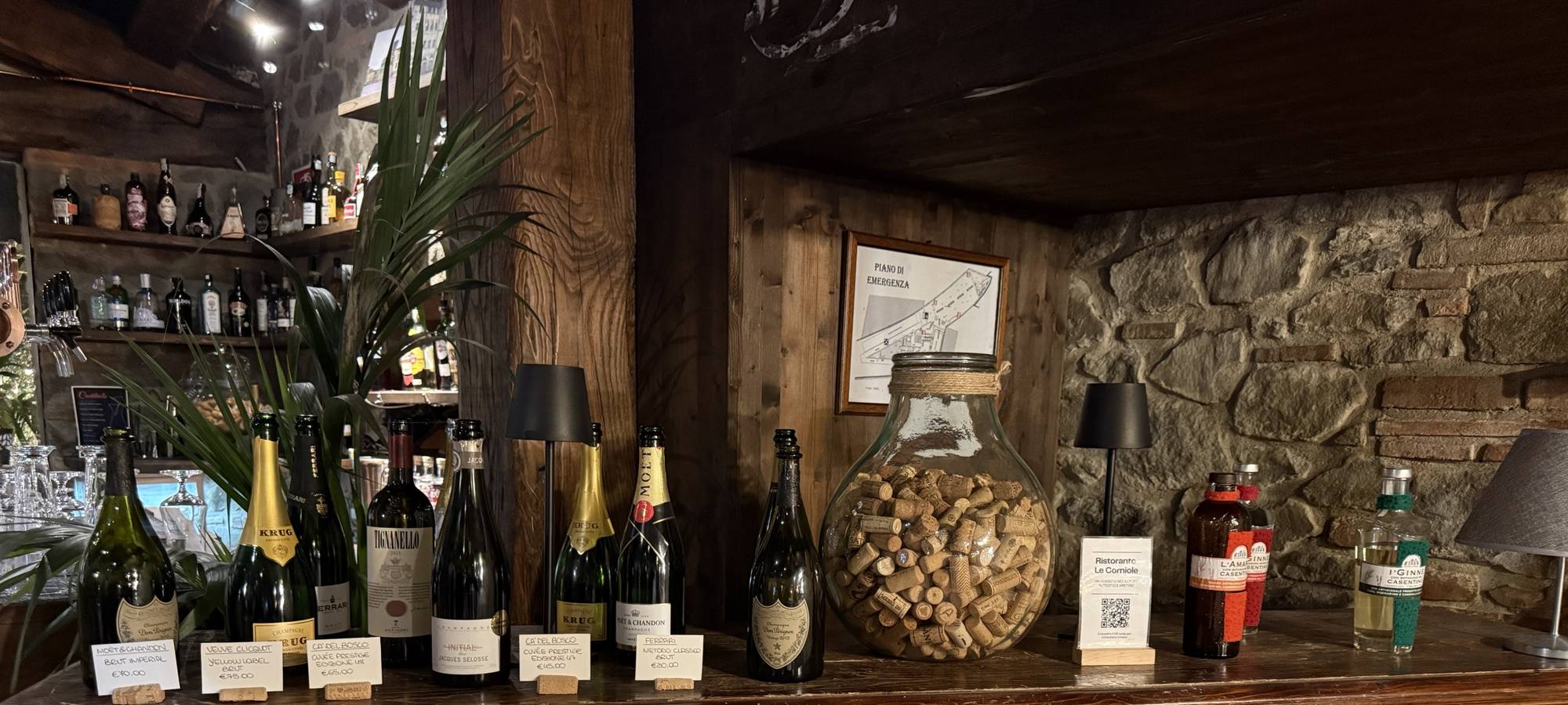 La credenza delle bollicine al Ristorante Le Corniole di Arezzo, con champagne e grandi vini